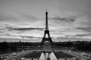 siyah-beyaz paris sokaklarında. Eyfel Kulesi