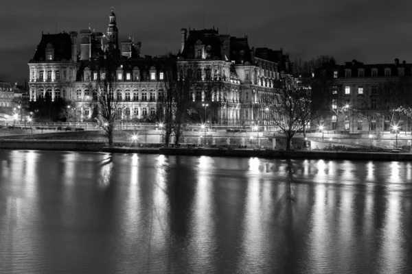 Siyah-beyaz paris sokaklarında. Eyfel Kulesi — Stok fotoğraf