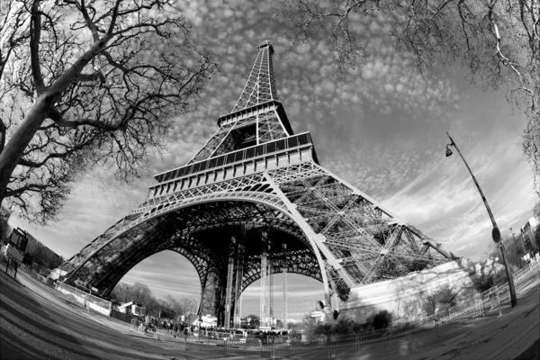 Calles de París en blanco y negro. Torre Eiffel — Foto de Stock