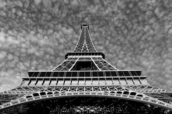 Ruas de Paris em preto e branco. Torre Eiffel — Fotografia de Stock