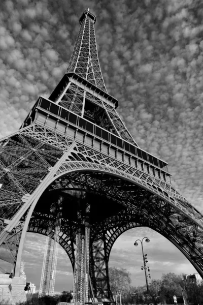 Calles de París en blanco y negro. Torre Eiffel — Foto de Stock