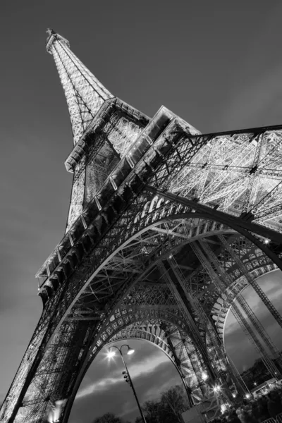 Streets of Paris in black and white. Eiffel Tower — Stock Photo, Image