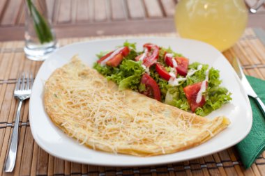 omlet limonata ile ahşap bir masa üzerinde sebze salatası ile