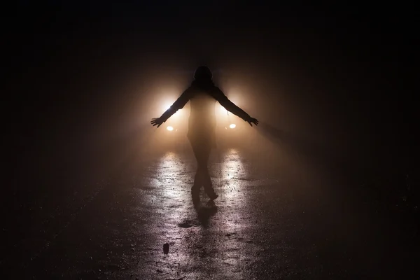 V lese v noci. osoby stojí na silnici před t — Stock fotografie