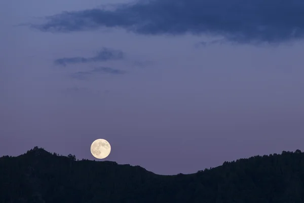 Luna piena sopra la montagna — Foto Stock