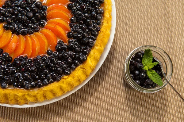 Borůvkový a meruňky koláč s čerstvým ovocem — Stock fotografie