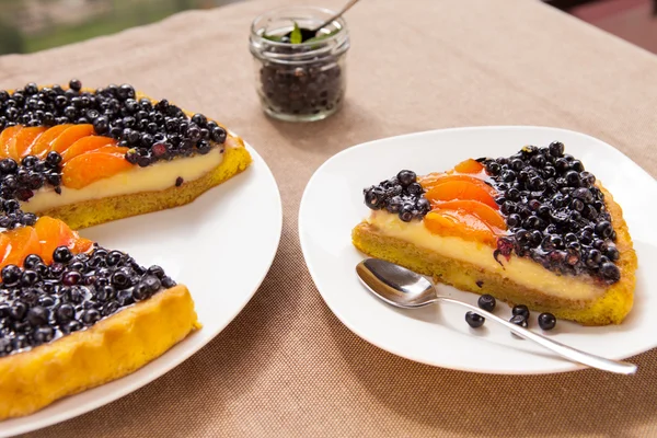 Borůvkový a meruňky koláč s čerstvým ovocem — Stock fotografie