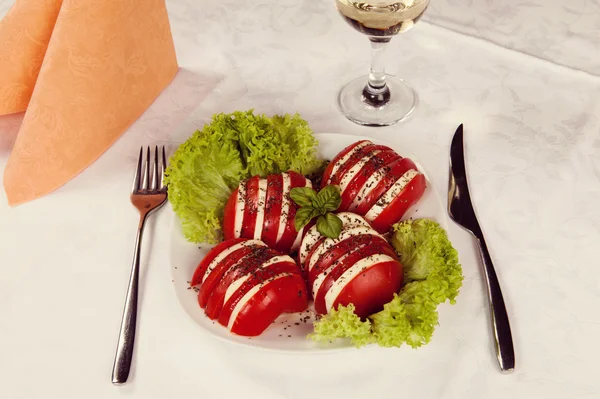 Tomato with mozzarella cheese and white wine — Stock Photo, Image