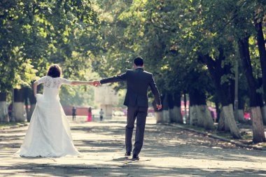 Gelin ve damat parkta