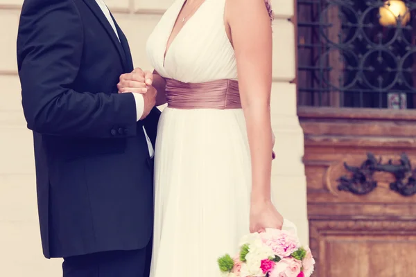 Bruidspaar hand in hand — Stockfoto