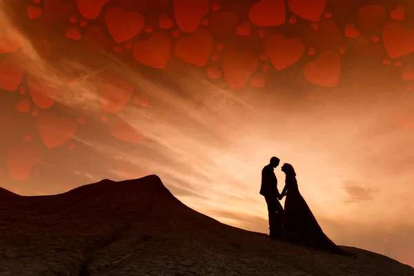 Силуэт пары с красным небом, полным сердец — стоковое фото