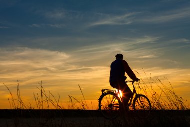 gün batımında motorcu siluet