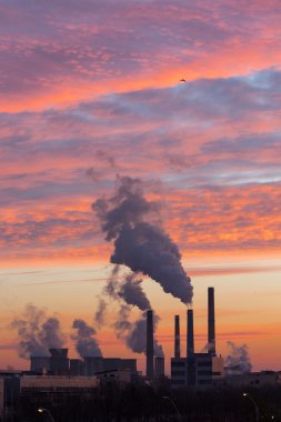 enerji santrali kırmızı bir yanma ile bulutların kış manzara