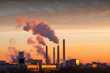 kış manzara bir yanma ile santral sarı gökyüzünün