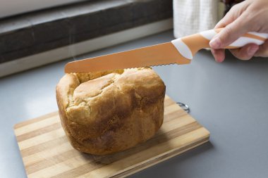 kadın el beyaz evde ekmek kesme