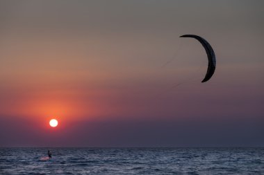 gün batımında yelken kitesurfer silüeti