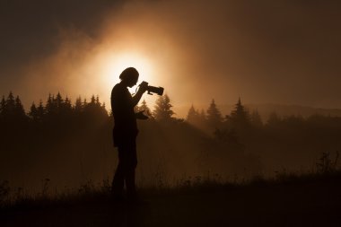 ormandaki fo ile fotoğraf çekmek kadın fotoğrafçı silüeti
