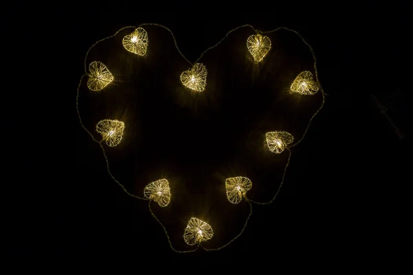 Großes Herz aus kleinen erleuchteten Herzen, Weihnachten oder Valentinstag — Stockfoto
