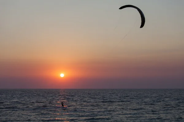 航行在日落时的 kitesurfer 的剪影 — 图库照片