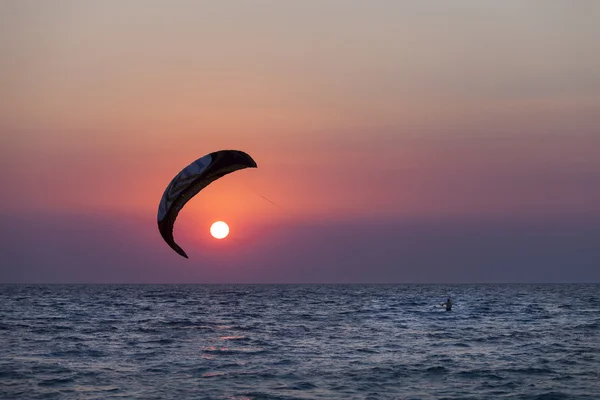 航行在日落时的 kitesurfer 的剪影 — 图库照片
