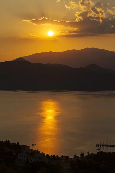 Yacht a vela contro il tramonto. Vacanza stile di vita paesaggio con s — Foto Stock