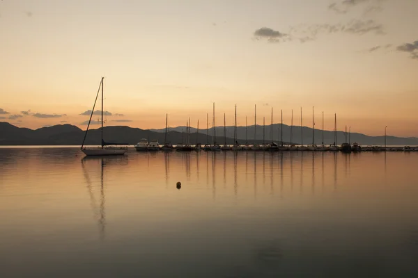 Yacht a vela contro il tramonto. Vacanza stile di vita paesaggio con s — Foto Stock