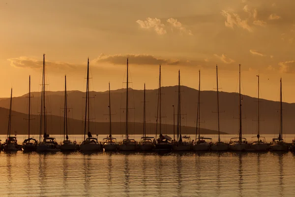 Yacht sailing against sunset. Holiday lifestyle landscape with s — Stock Photo, Image