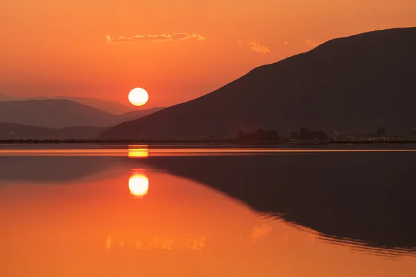 Mooie zonsondergang over meer oppervlak — Stockfoto