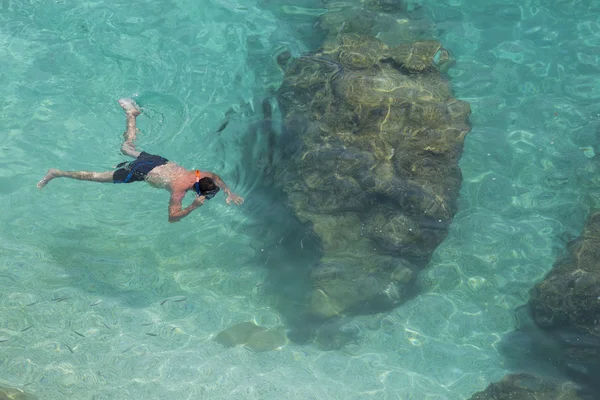 Homme méconnaissable plongeant dans l'eau à Lefkada, Grèce — Photo