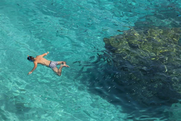 Człowieka nie do poznania z rurką w wodzie w Lefkáda, Grecja — Zdjęcie stockowe