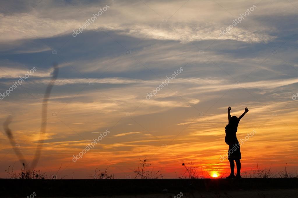 Silhueta De Pessoas Jogando Basquete Durante O Pôr Do Sol · Foto