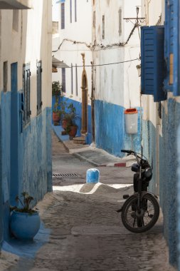 Beyaz ve mavi sokakları kasbah des oudaias, rabat, morocco
