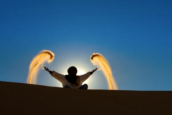 Berber playing and throwing with sands in Desert Sahara, creatin — Stock Photo, Image