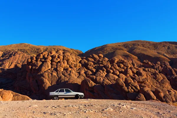 Um carro velho em uma paisagem de montanha — Fotografia de Stock