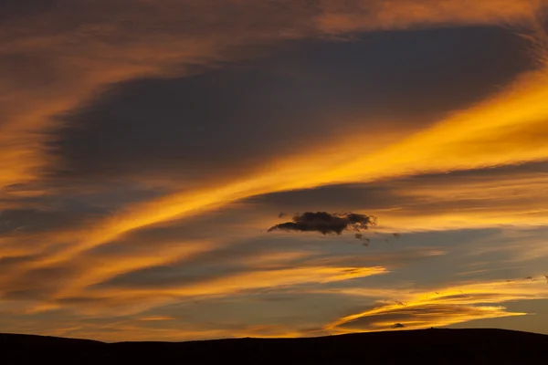 Nubes amarillas sobre colina — Foto de Stock