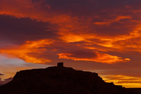 Силуэт Ait Benhaddou с красными облаками на восходе солнца, фортификация — стоковое фото