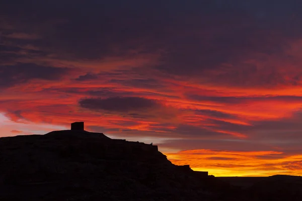 Sunrise, fortifie üzerinde kırmızı bulutlar ile AIT benhaddou silueti — Stok fotoğraf
