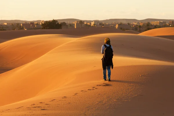 Girl Photographer in Sunrise Desert — Stock Photo, Image