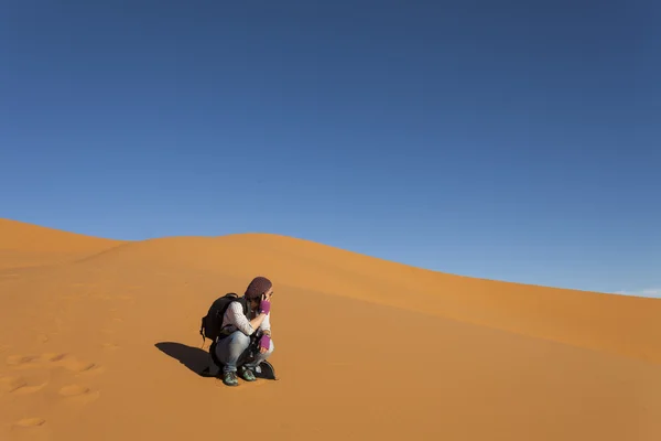 Beautiful womantalking on a smartphone in the desert — Stock Photo, Image