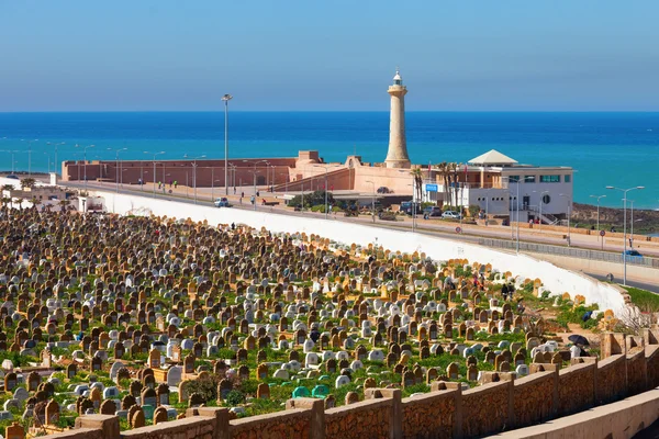 イスラム教徒の墓地 - 海沿岸の背景に灯台と - — ストック写真
