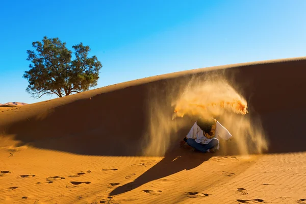 Berber spelar och kasta med sanden i öknen sahara, skapandet — Stockfoto