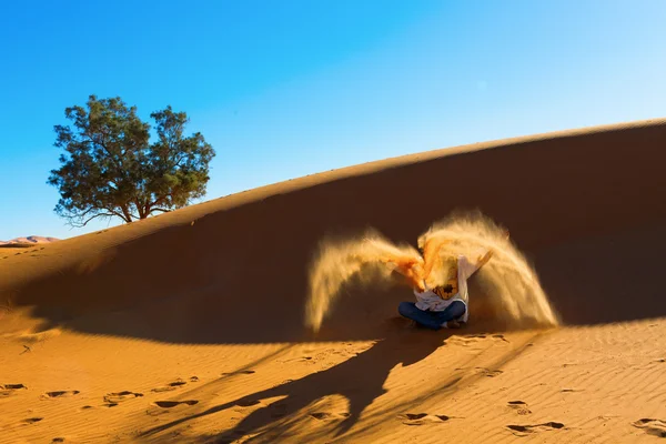 Berber playing and throwing with sands in Desert Sahara, creatin — Stock Photo, Image