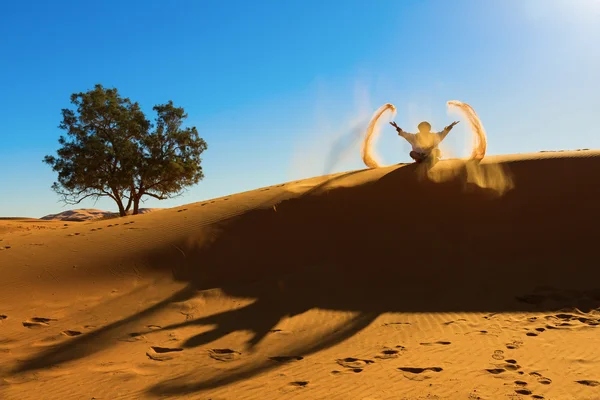 Berber, παίζοντας και πετώντας με άμμο στην έρημο Σαχάρα, την πραγματοποίηση — Φωτογραφία Αρχείου