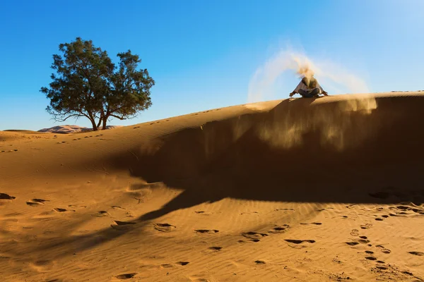 Bereber jugando y lanzando con arenas en el desierto del Sahara, creatina — Foto de Stock