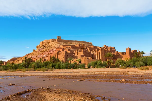 Befäst stad (Ksar) med lerhus i Kasbah Ait Benhaddo — Stockfoto