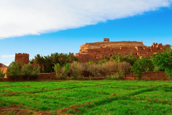 Укрепленный город (Ksar) с грязными домами в Kasbah Ait Benhaddo — стоковое фото