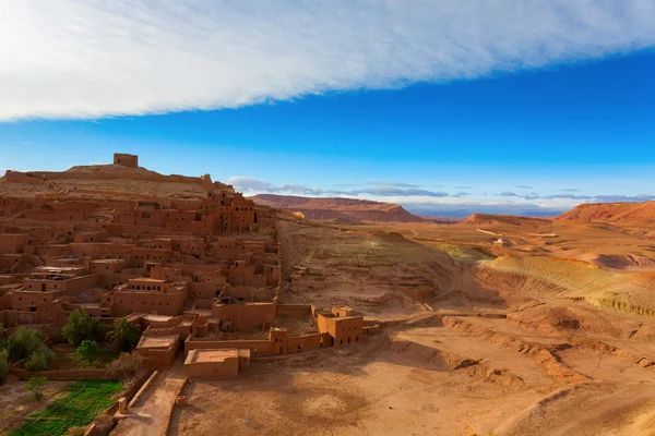 Città fortificata (Ksar) con case di fango nella Kasbah Ait Benhaddo — Foto Stock