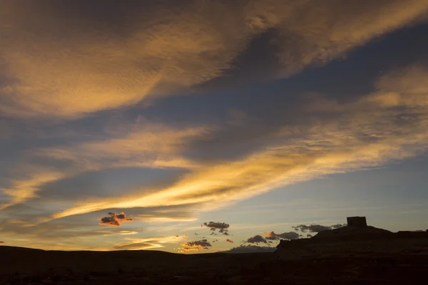 Silhueta de AIt Ben Haddou de manhã com nuvens vermelhas, Mor — Fotografia de Stock