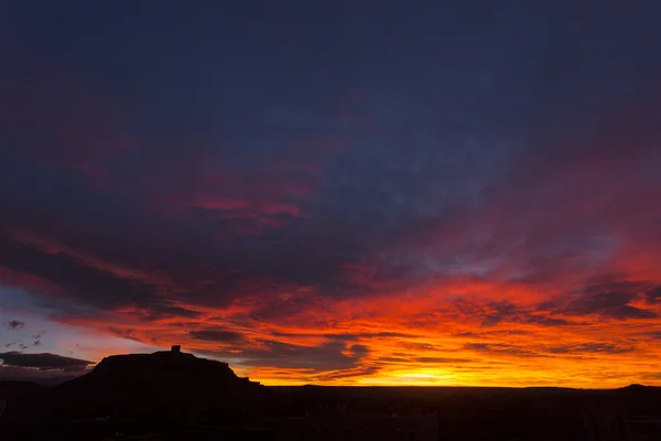 Silhouette d'AIt Ben Haddou le matin avec nuages rouges, Mor — Photo