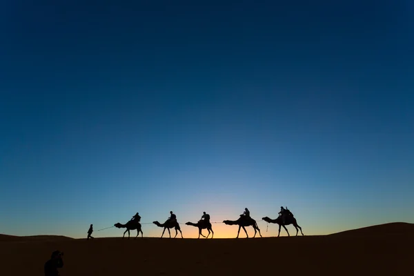 Caravana de camelo atravessando o deserto — Fotografia de Stock